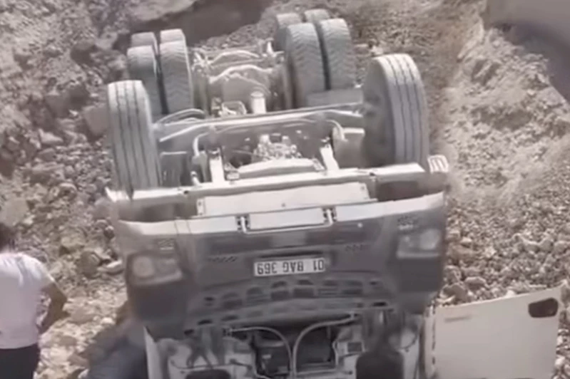 Adana’da kum ocağında devrilen kamyonun sürücüsü hayatını kaybetti