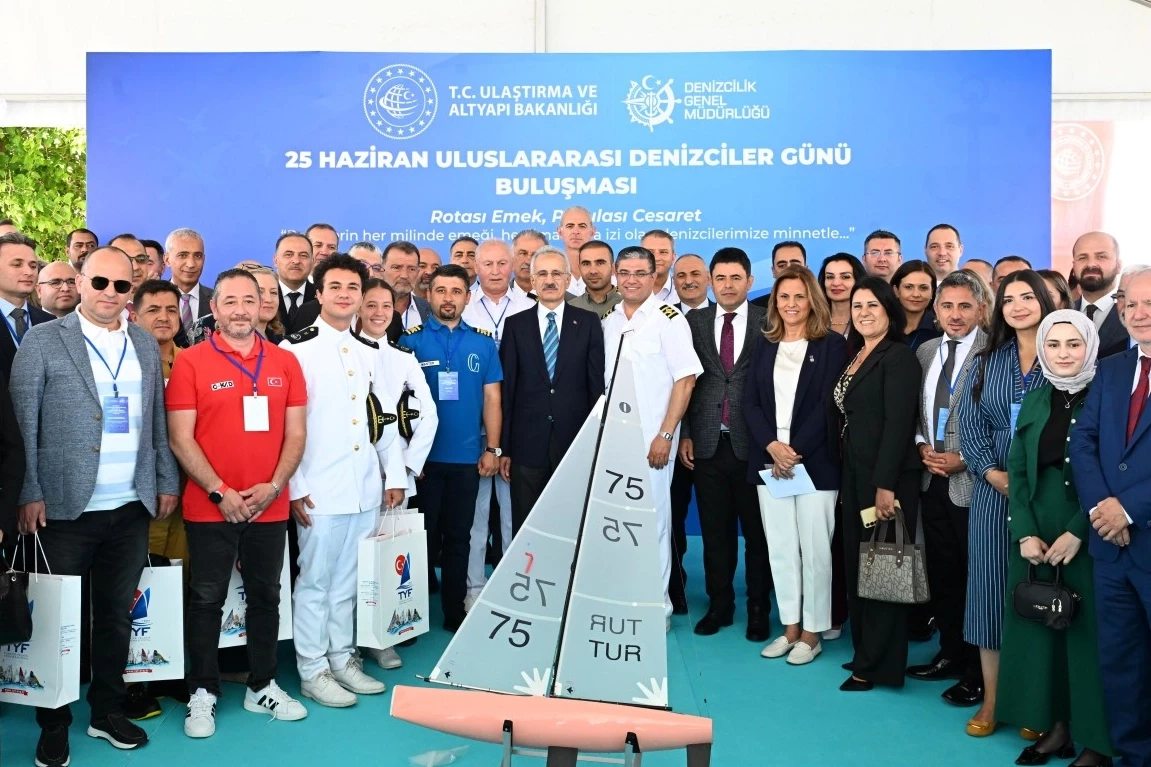 Bakan Uraloğlu: Denizcilik, küresel ticaretin can damarı