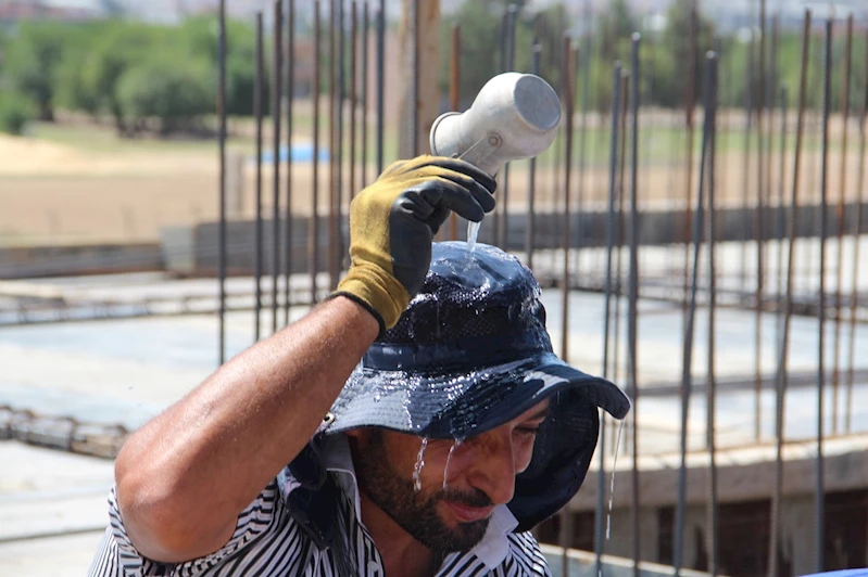 Kavurucu sıcakta inşaat emekçilerinin zorlu mücadelesi 