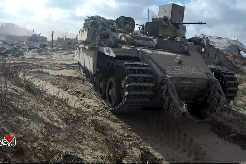 Kassam Tugayları, işgal araçlarını sıfır mesafeden patlatıp siyonist askerleri etkisiz hale getiriyor