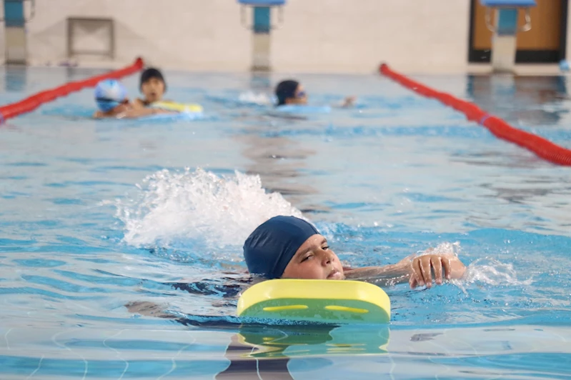 Yüzme denizde mi havuzda mı öğrenilmeli?