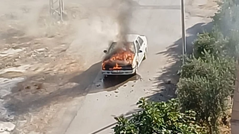 Adıyaman’da seyir halindeki araç bir anda alev topuna döndü  - Videolu Haber