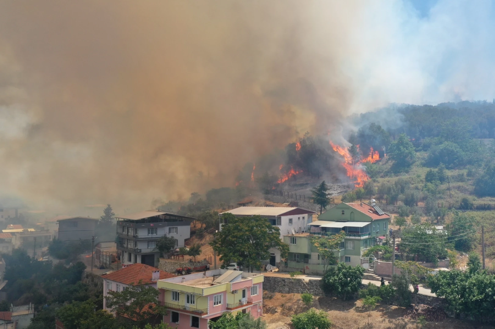 İsmetiye’deki yangına müdahaleyi Erkan Aydın takip etti
