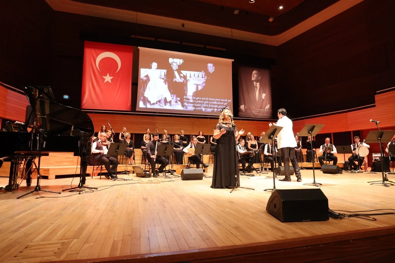 “Cumhuriyetin Divası” Müzeyyen Senar konserle anıldı
