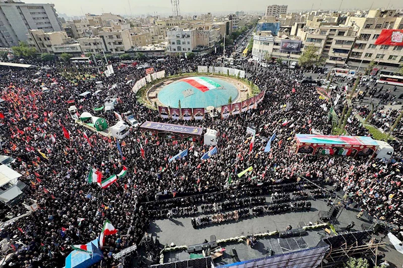 Tahran’da gözyaşı ve öfke: İran, 60 komutan ve bilim insanını uğurladı
