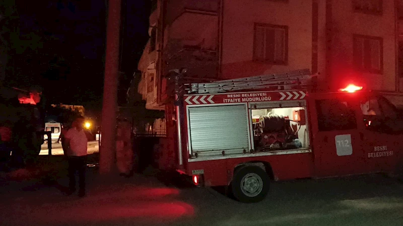 Besni’de evde çıkan yangında 15 kişi dumandan etkilendi  - Videolu Haber