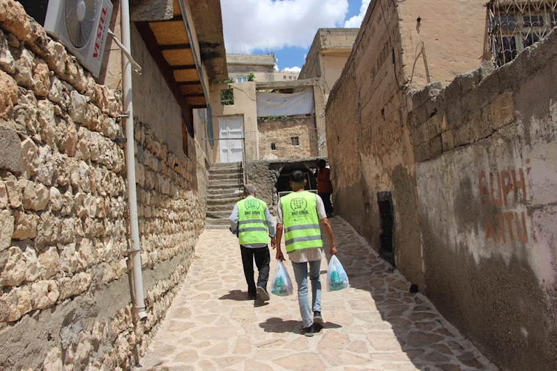 Mardin Umut Kervanı’ndan bayram öncesi yüzlerce aileye şeker yardımı