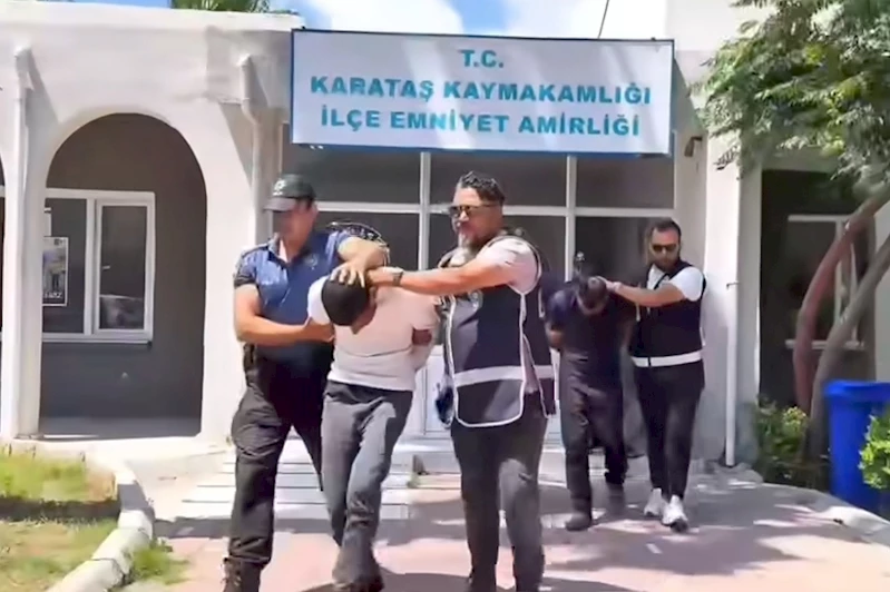 Karataş Kaymakamlığı binasına taşlı saldırı: 1 kişi tutuklandı