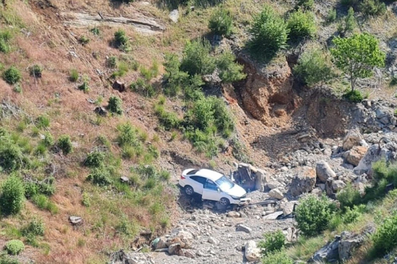Otomobil uçuruma yuvarlandı: 2 yaralı