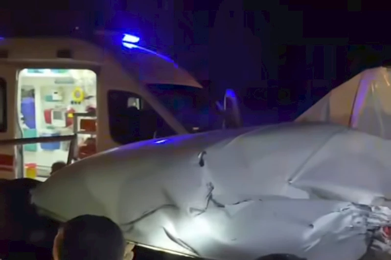 Minibüs saman yüklü traktör römorkuna çarptı: Sürücü ağır yaralandı