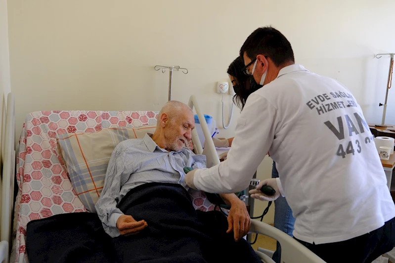 Van’da bayram öncesi huzurevi sakinlerine moral ve muayene