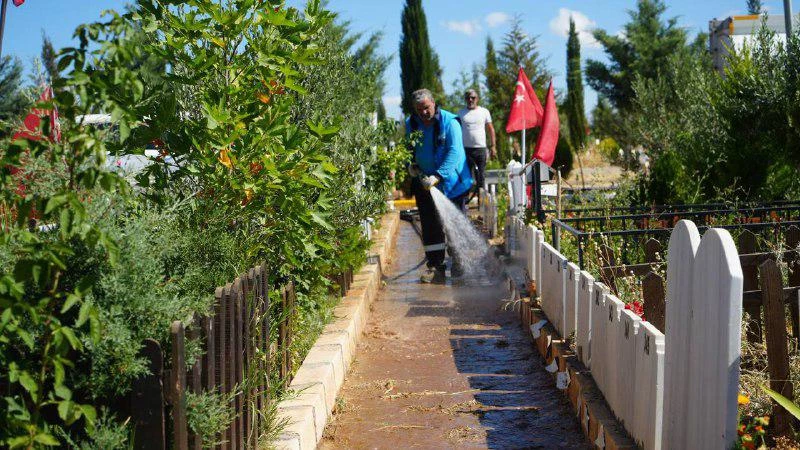 Bayram öncesi mezarlıklarda temizlik çalışması  - Videolu Haber