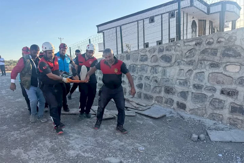 Evin istinat duvarı çöktü: 4 işçi yaralandı