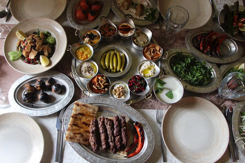 Diyetisyen Akçalı: Bayram sofrası lezzetli olduğu kadar dengeli de olmalı