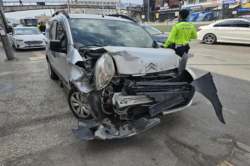 Bayramın ilk gününde 692 trafik kazası: 7 kişi hayatını kaybetti, 1128 kişi yaralandı