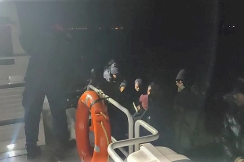 İzmir açıklarında 18 düzensiz göçmen yakalandı