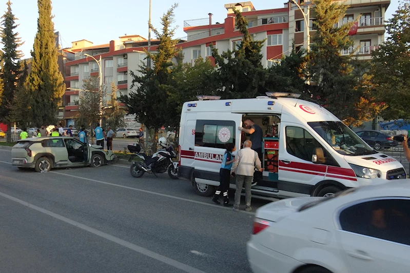 Sürücüsünün direksiyon kontrolünü kaybettiği otomobil bariyere çarptı: 3 yaralı