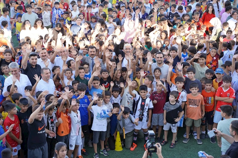 Kahta Belediyesi’nden ‘Yaz Spor Okulları’na katılan öğrencilere forma desteği 