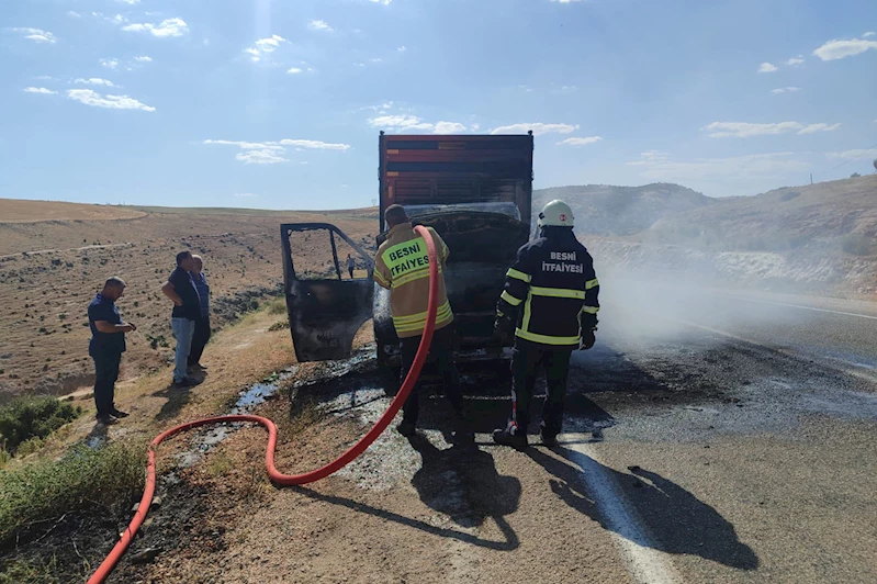 Hareket halindeki araç alev alarak kullanılamaz hale geldi