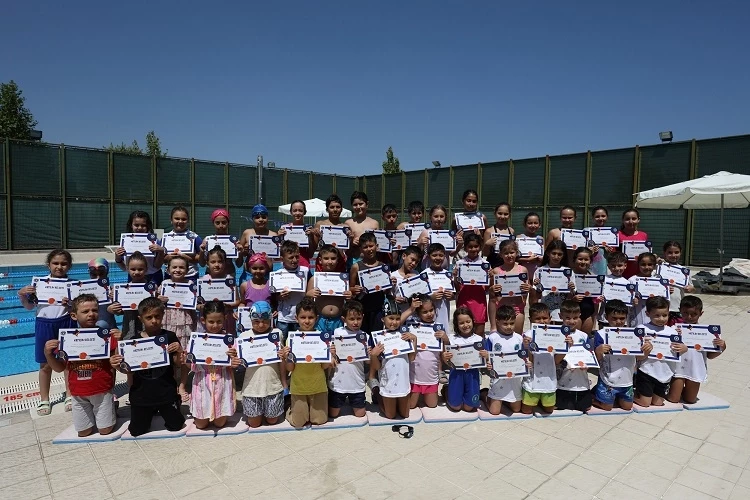 Bursa Büyükşehir Yaz Okulları’nda minik yüzücülerin sertifika heyecanı