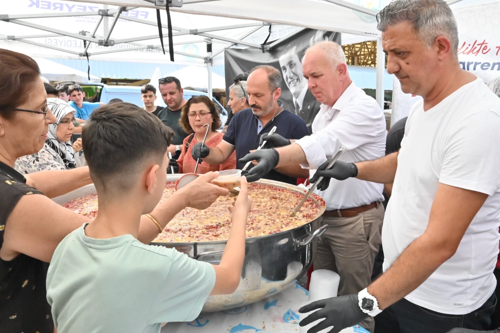 Manisa’da geleneksel aşure dağıtımı devam ediyor