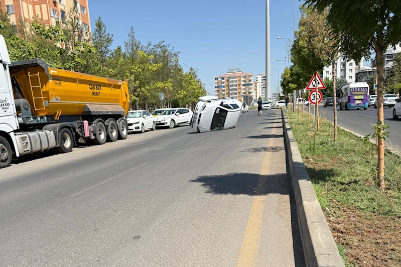 Diyarbakır’da otomobil kaldırıma çarpıp yan yattı: 2 yaralı