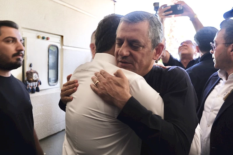 CHP Genel Başkanı Özgür Özel, ev hapsindeki Tutdere’yi ziyaret etti: 