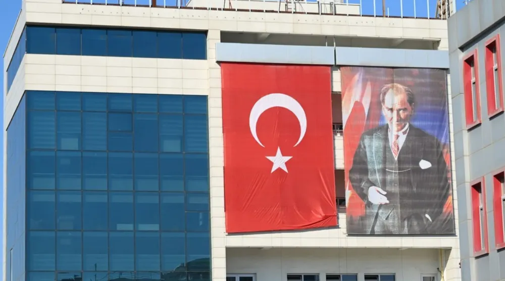 Trakya’da kamu binalarına “Terörsüz Türkiye’ye” destek için Türk bayrağı asıldı