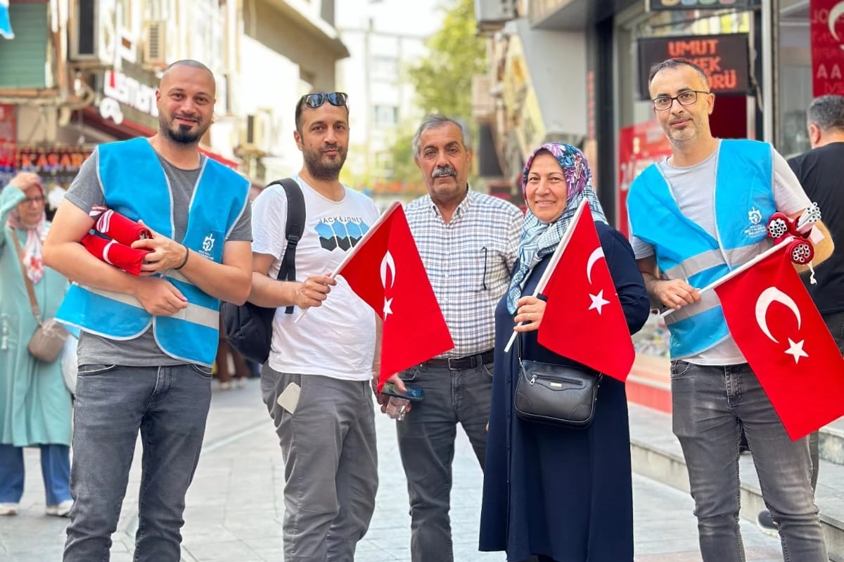 Esnafa ve vatandaşlara binlerce bayrak dağıtıldı