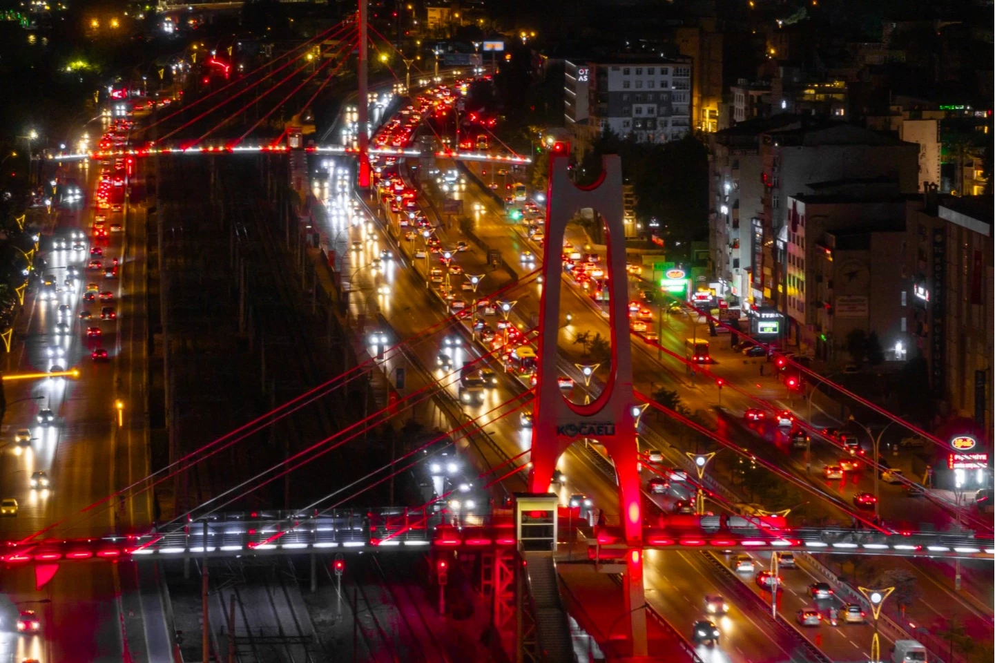 Kocaeli’de üst geçitler al bayrağın renkleriyle ışıldadı