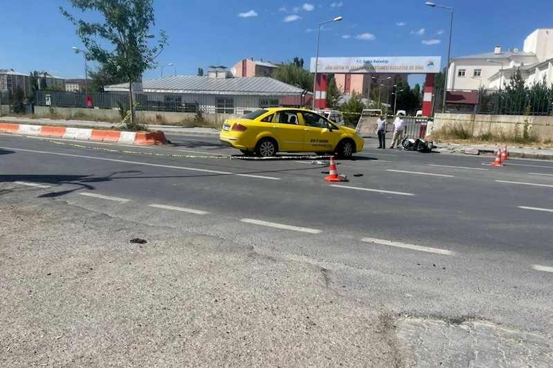 Motosikletle taksiye çarpan karı koca hayatını kaybetti