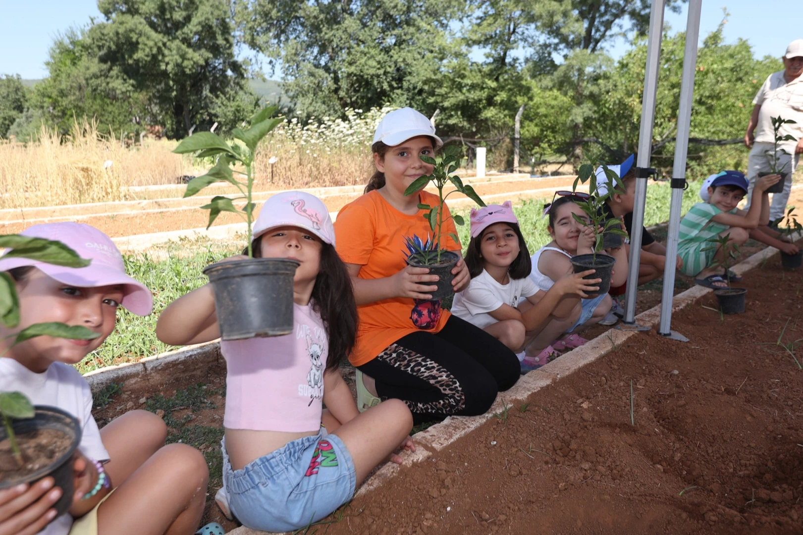 Muğla’da minik eller umut ekiyor