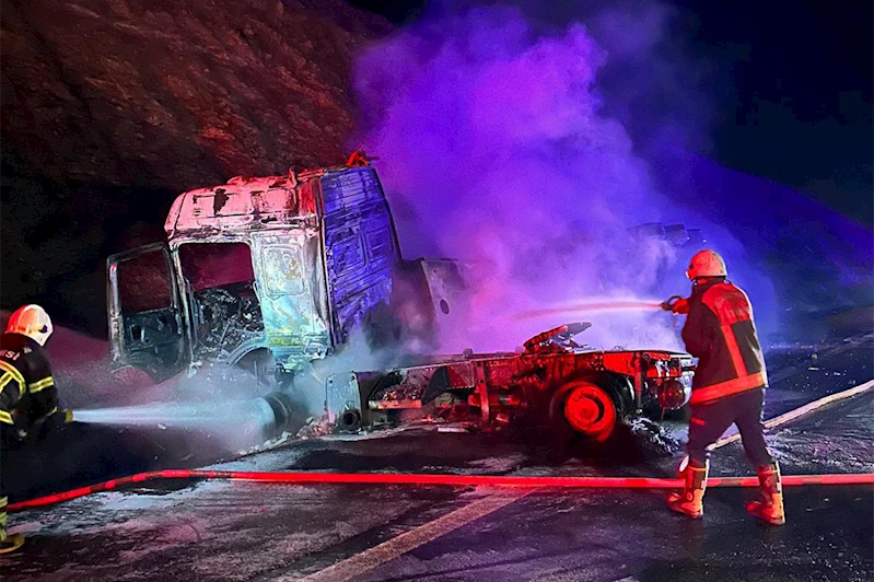 Şanlıurfa-Gaziantep otoyolunda akaryakıt yüklü araç alev aldı