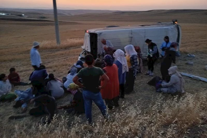 Diyarbakır’da tarım işçilerini taşıyan minibüs şarampole yuvarlandı: 13 yaralı