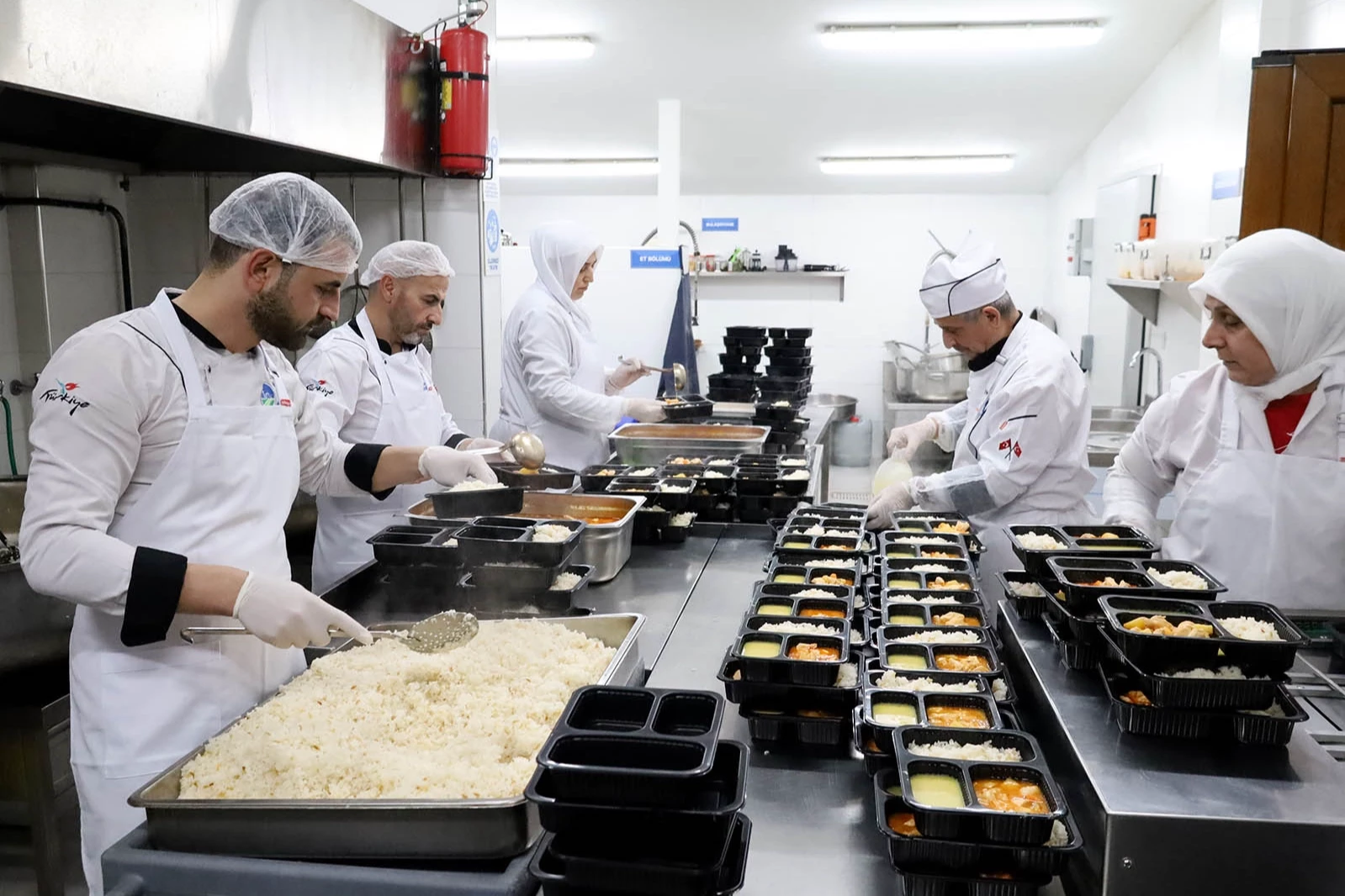 Sakarya’da yüzlere tebessüm olan en lezzetli yemekler bu kazanda pişiyor