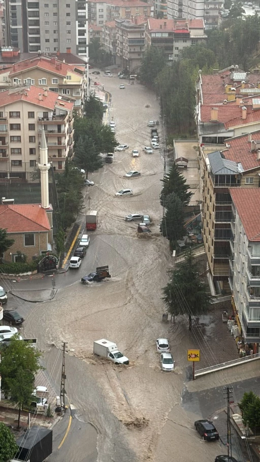 Ankara’da sağanak yağış kısa süreli hayatı felç etti