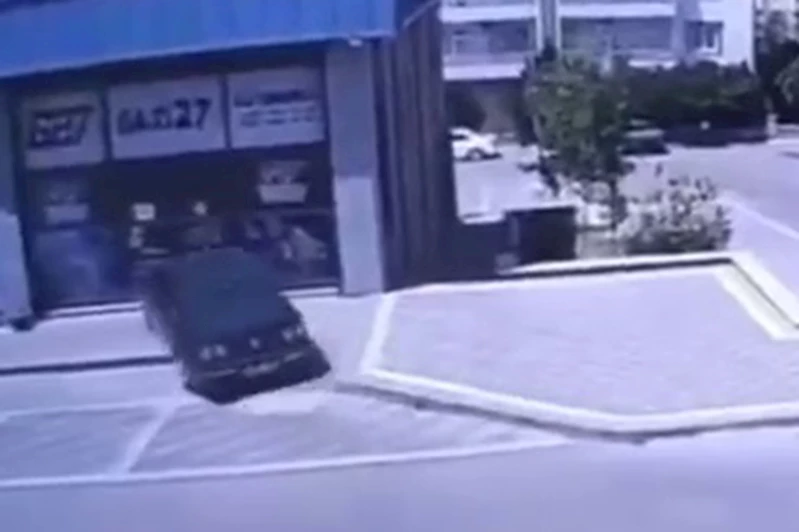 Direksiyon hakimiyetini kaybeden sürücü iş yerine girdi