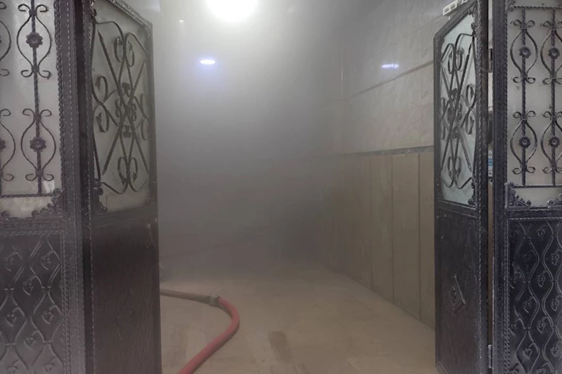 Binanın giriş katında çıkan yangın paniğe yol açtı