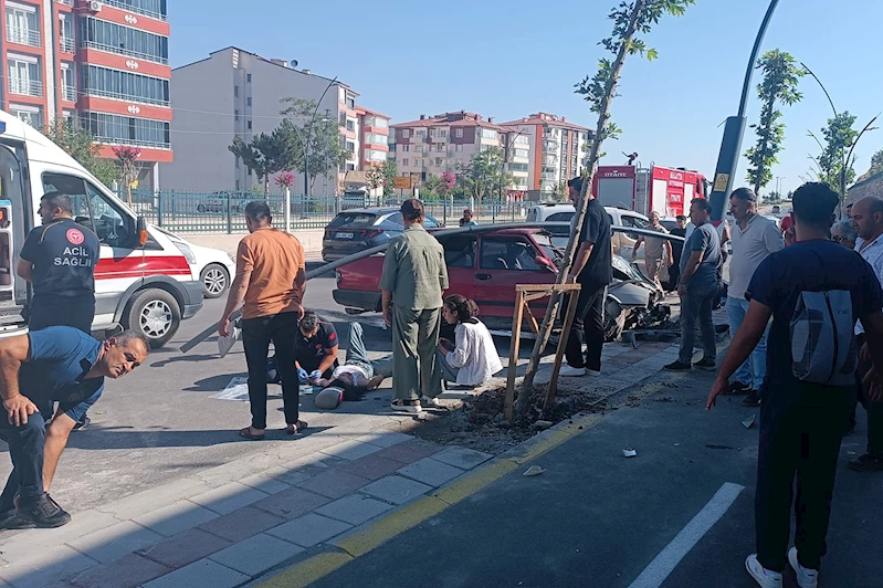 Kontrolden çıkan otomobil orta refüje çarptı: 4 yaralı