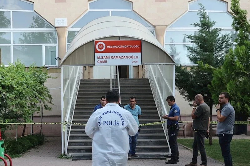 Camide namaz kılarken boğazından bıçaklanarak öldürüldü