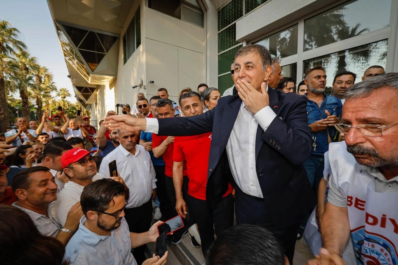 Başkan Tugay müjdeyi verdi: Tüm işçiler geri alınacak
