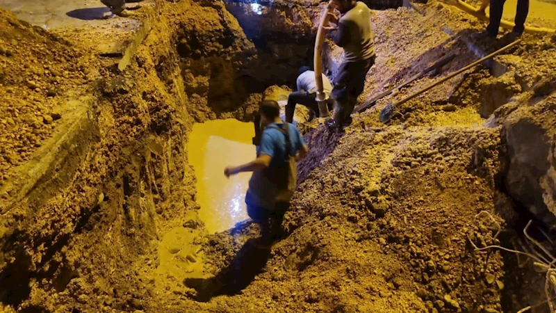 Adıyaman Belediyesi’nden gece mesaisi: Ana su hattındaki arızalara sabaha kadar müdahale edildi 