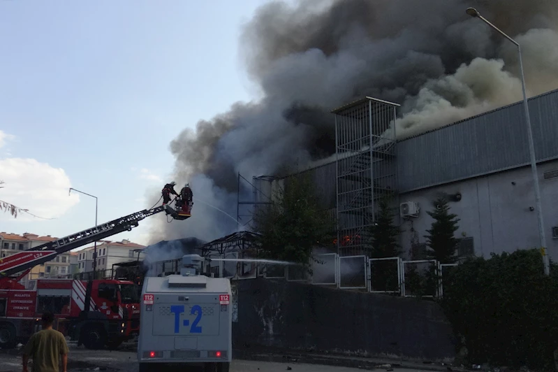 İnşaat malzemelerinin satıldığı bayide çıkan yangın kontrol altına alındı
