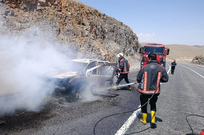Malatya’da seyir halindeki araç alev aldı