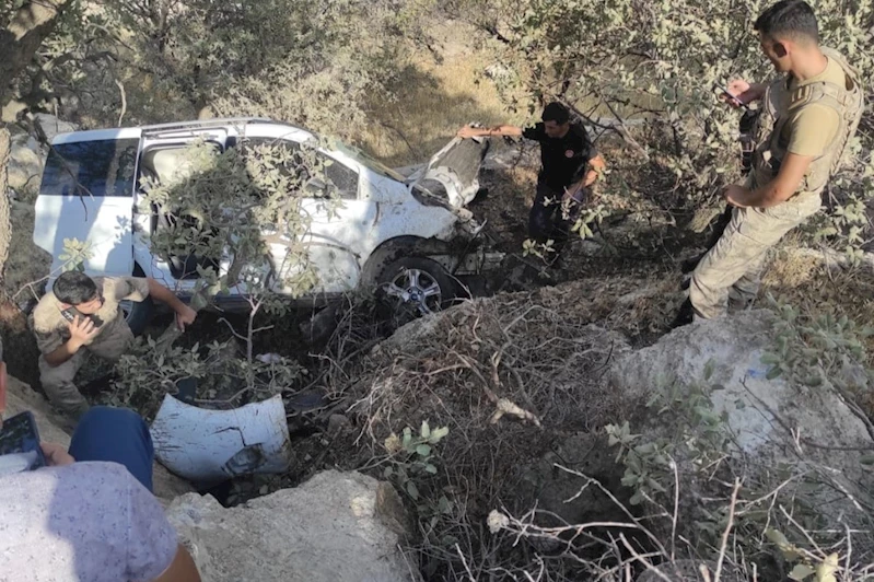 Mardin’de  hafif ticari araç uçurumdan yuvarlandı: 2 yaralı