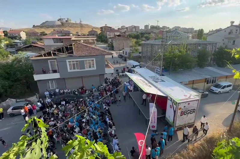 Deprem bölgesindeki çocuklar için hizmete giren gezici mobil Kur