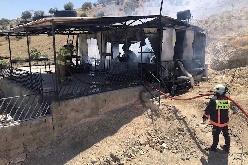 Yanan bağ evi kullanılmaz hale geldi