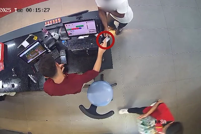 Gazzeli doktorun kartıyla içki aldılar, nakit çektiler: Olay kameralara yansıdı