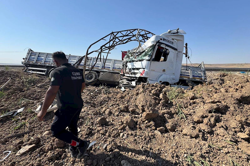 Tır yoldan çıkıp direğe çarparak durabildi: :2 yaralı