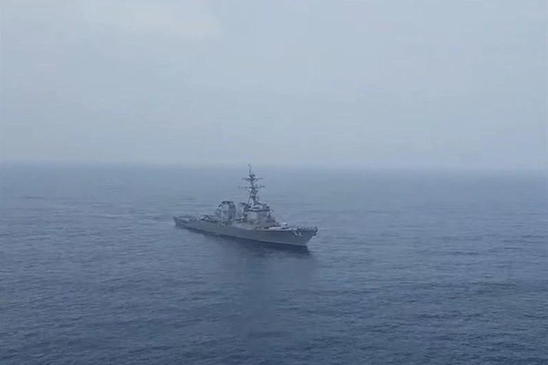 İran, ABD destroyerini engelledi